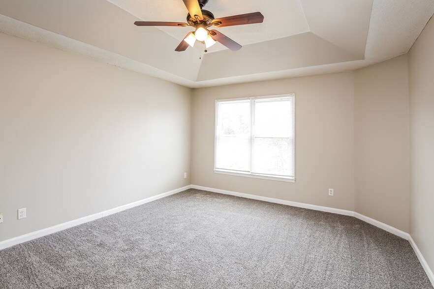 Building Photo - 460 Heathgate Dr SW