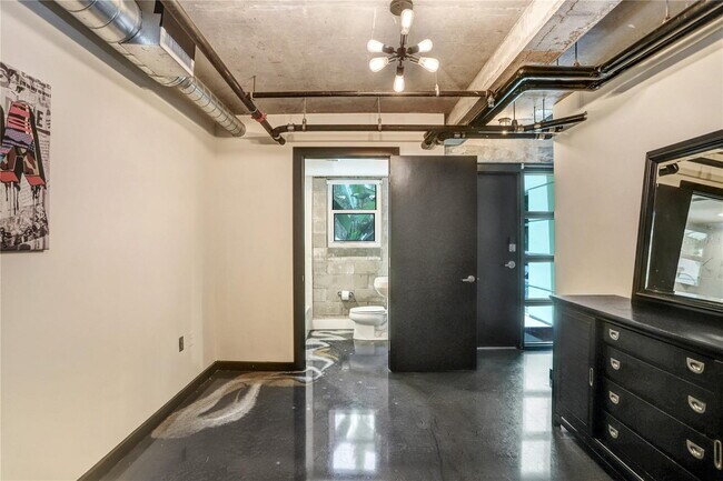 Building Photo - "Chic Urban Living: Spacious 2-Bed, 2-Bath...