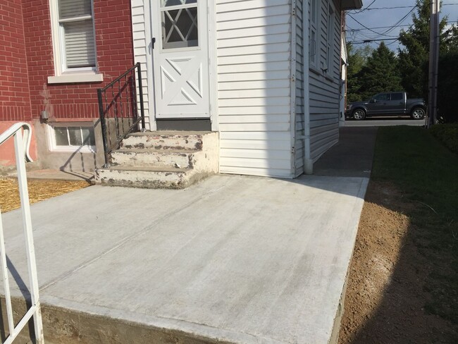 Building Photo - Just renovated 3 bed 2 bath home in emmaus.