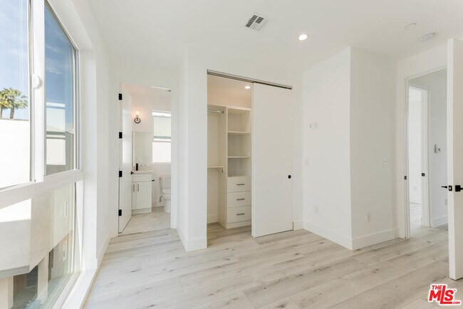Building Photo - 1236 Beachwood Dr