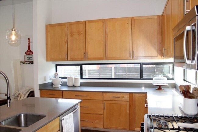 Building Photo - 3700 Garden Villa Ln