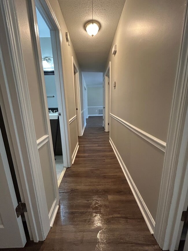 Building Photo - 4 bedroom/1.5 bathroom in Savannah, GA