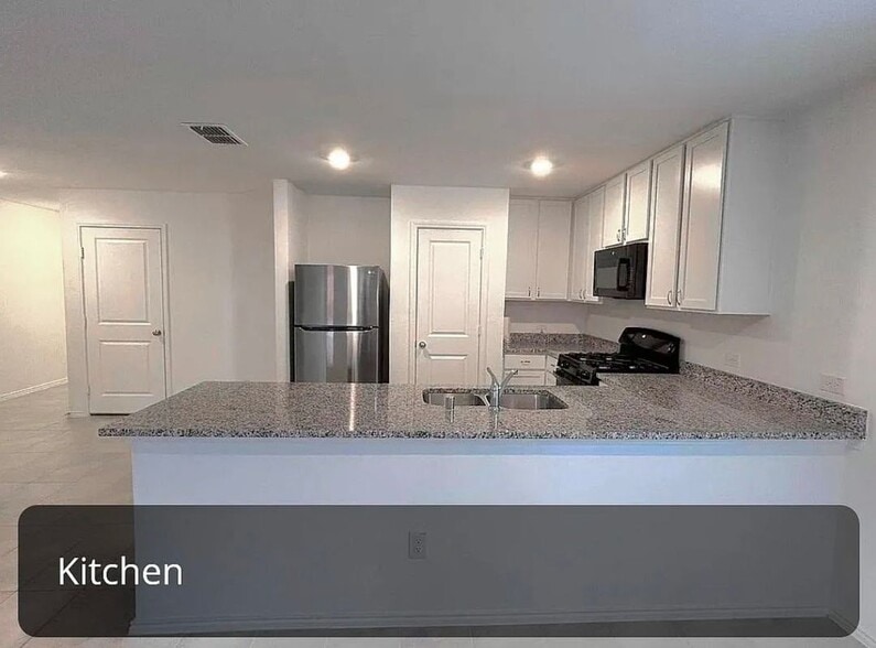 Building Photo - 913 Sourgum St