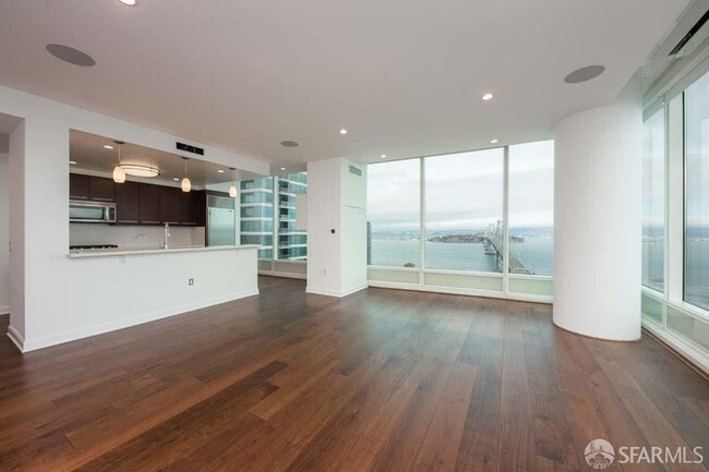 Building Photo - 425 1st St