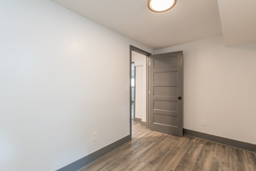 Basement bedroom (5) - 1393 Westview Dr SW
