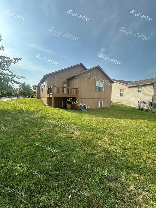 Building Photo - 9030 Meadow View Dr