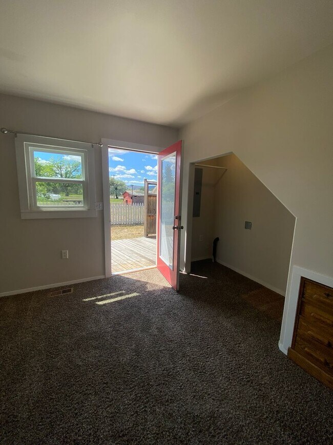Building Photo - 2 Bed, 1 Bath House with Laundry Across fr...