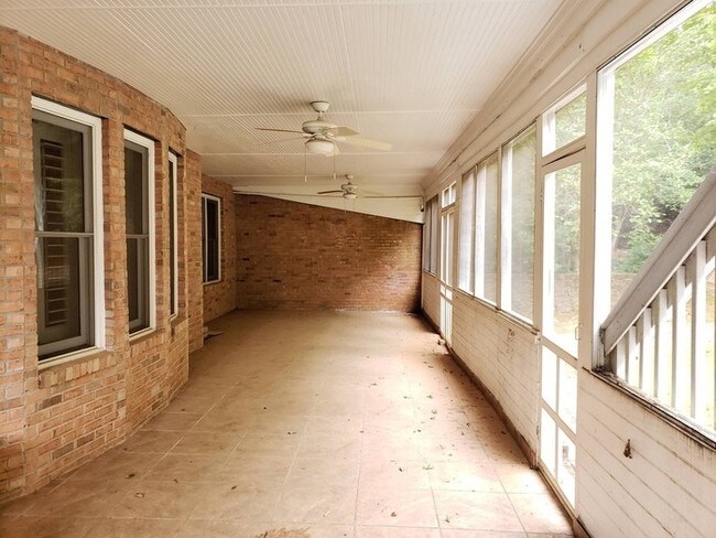 Building Photo - Johns Creek Beauty