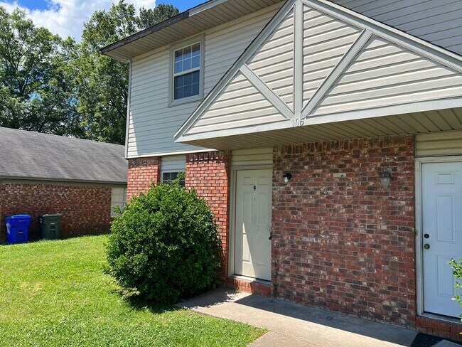 Primary Photo - 105 Club Ln