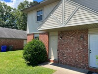 Building Photo - 105 Club Ln