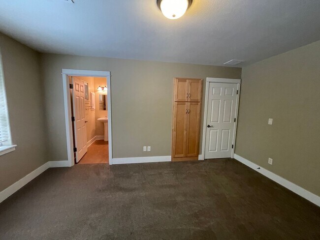 Building Photo - 1862 NW Shevlin Park Rd