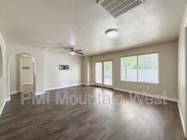 Building Photo - 955 Alton Dr