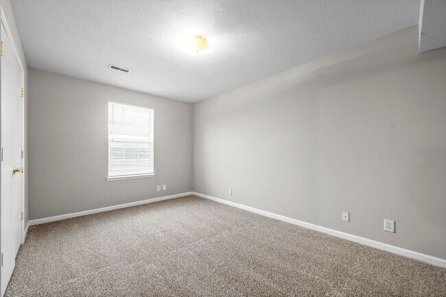 Building Photo - Northeast Dr -3884