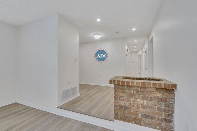 Building Photo - Rare opportunity minutes away from Savanna...