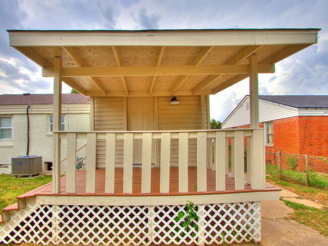 Building Photo - 411 E Showalter Dr