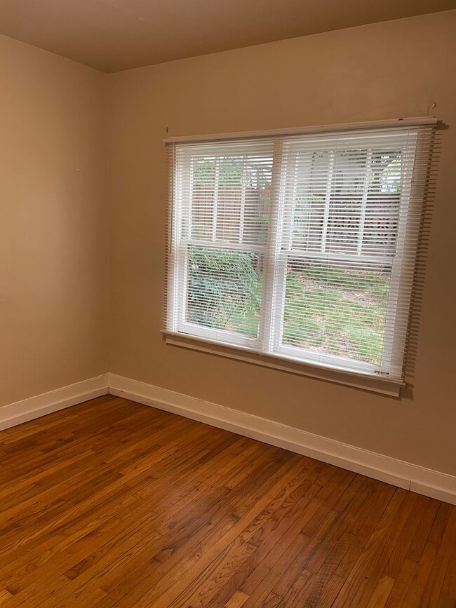 Building Photo - CHARMING 2 BED 1.5 BATH HOME IN DOWNTOWN AREA