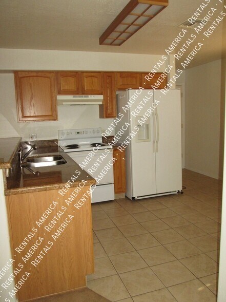 Building Photo - 144 S Mulberry St