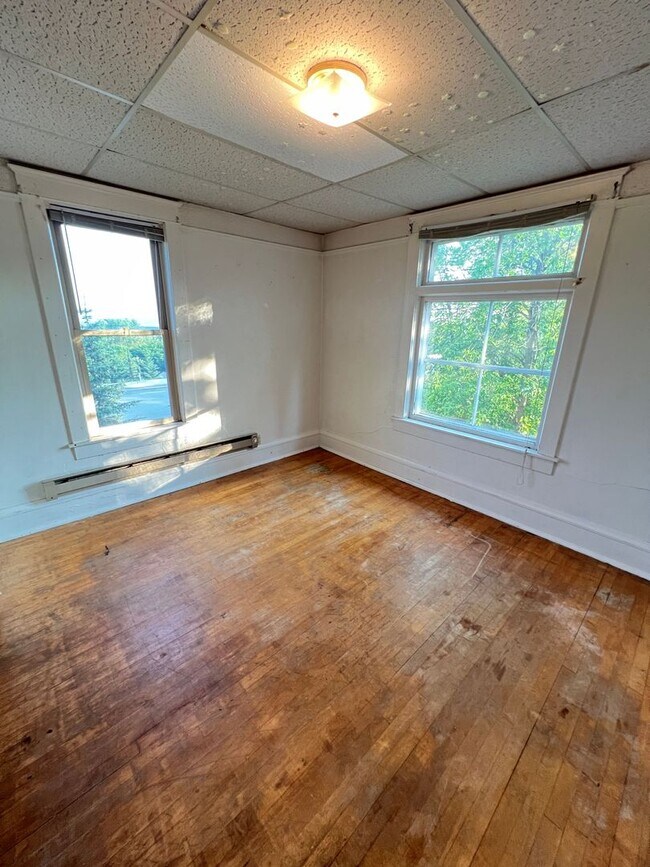 Building Photo - 910 N 22nd Ave W