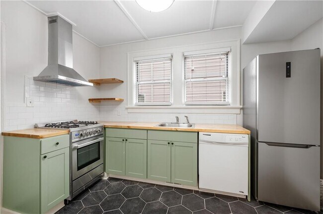 Building Photo - 716 Lakeview Ave NE