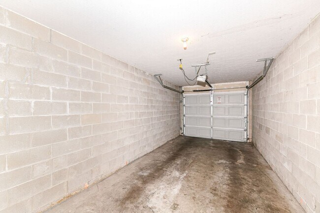 Building Photo - 2 Bed 2 Bath Townhome in Broad Ripple! Nature Trails!