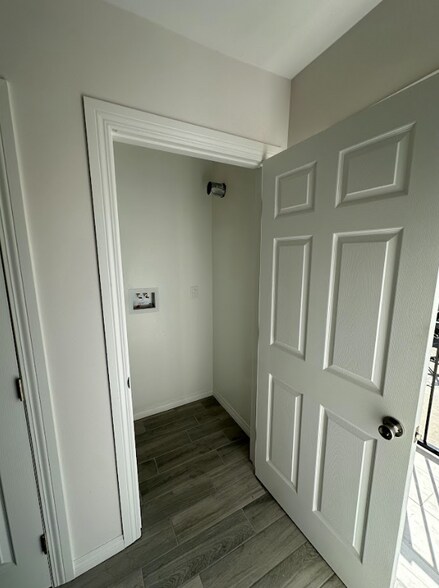 Building Photo - 4064 E 60th St