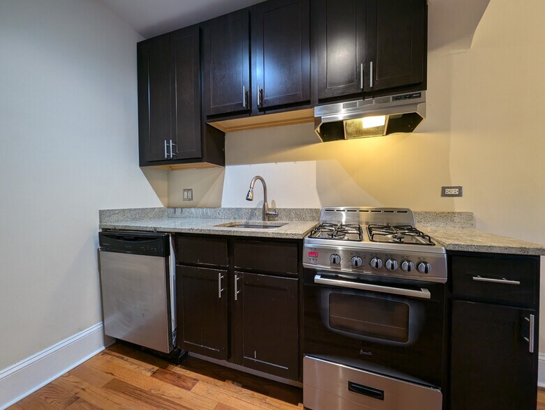 Building Photo - 4735 N Hermitage Ave