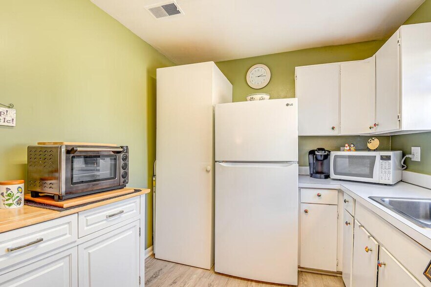 Building Photo - 8404 Mina Loma Ct