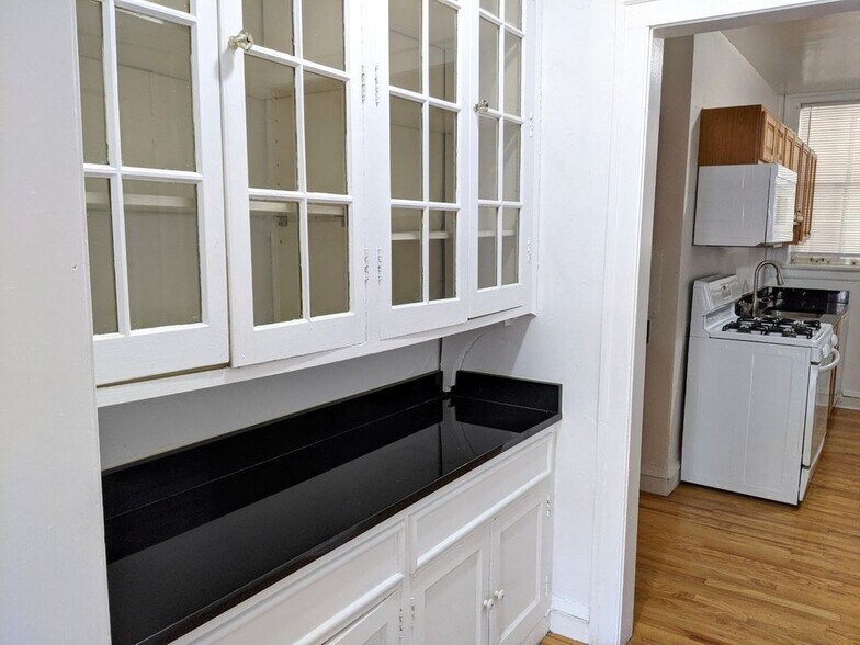 Building Photo - 905 Elmwood Ave