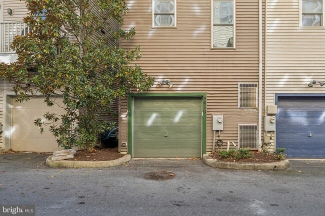 Building Photo - 4410 Longfellow St