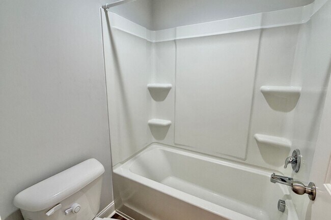 Building Photo - AVAILABLE NOW! (Pet Friendly)