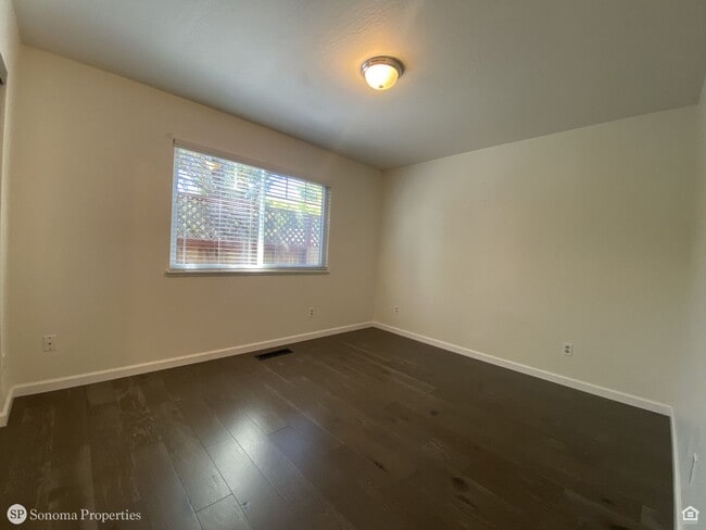Building Photo - 3bd/2ba Single-Level Home - Close to Downt...