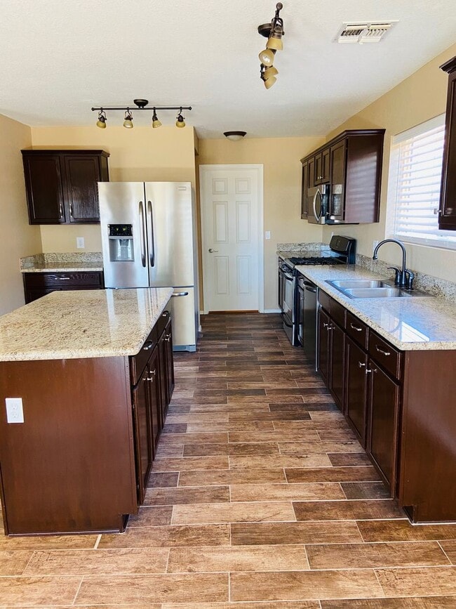 Building Photo - 5 bedroom 3 bath Remolded home Ready to move in!