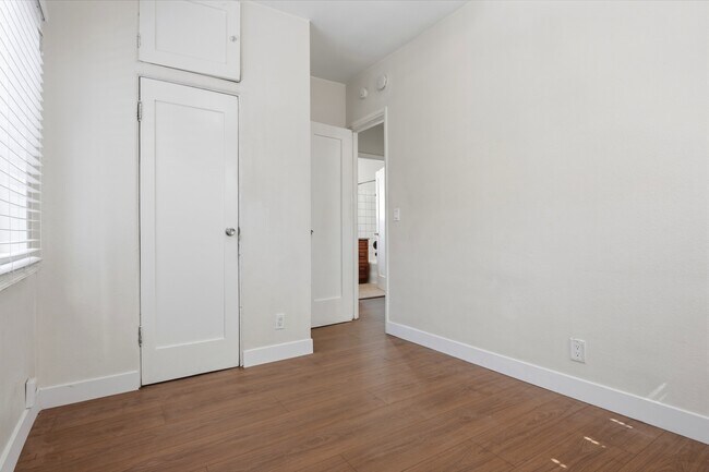 Building Photo - 130 E Colden Ave
