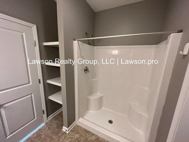 Building Photo - Luxurious Colonial Green Townhome