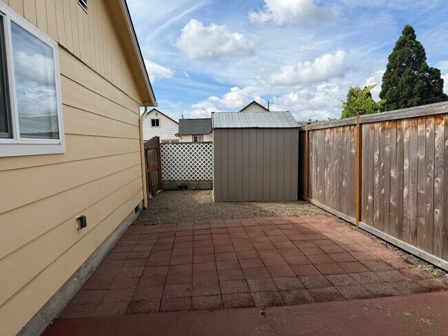 Building Photo - Updated two-bedroom one bathroom duplex in Thurston!