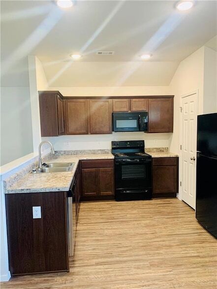 Building Photo - 936 E Bunting St