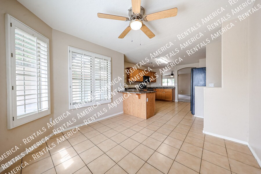 Building Photo - 9202 W MacKenzie Dr