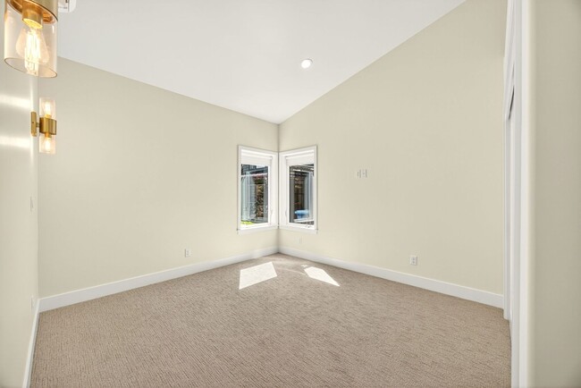 Building Photo - Newly Built Ashland Gem with Fireplace & S...