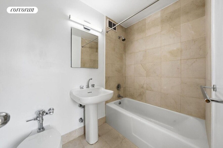 Building Photo - 300 E 90th St