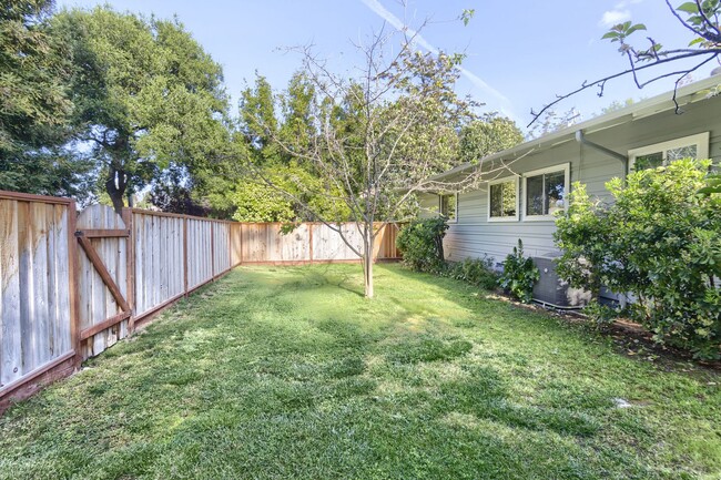 Building Photo - Private Downtown Los Altos Home