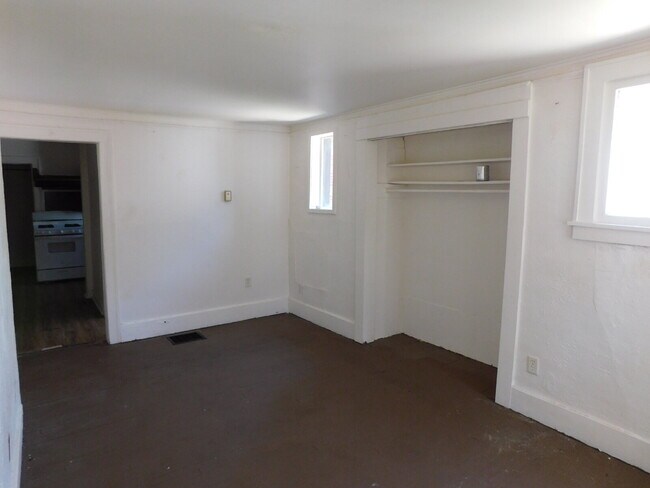 Building Photo - Private Entry First Floor Apartment