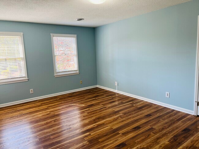 Building Photo - 113 Pine Gate Dr