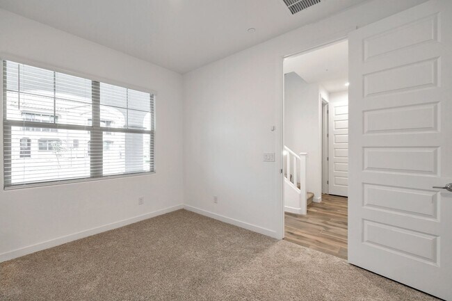 Building Photo - Like New luxurious townhome with 2 Master ...