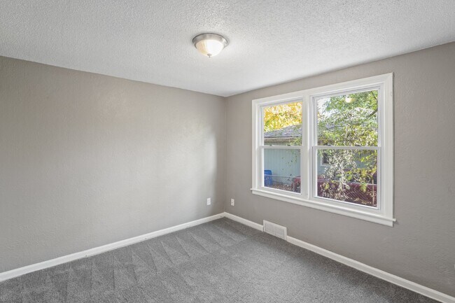 Building Photo - Charming 2 Bedroom Home in KCK! First Month Rent Free!