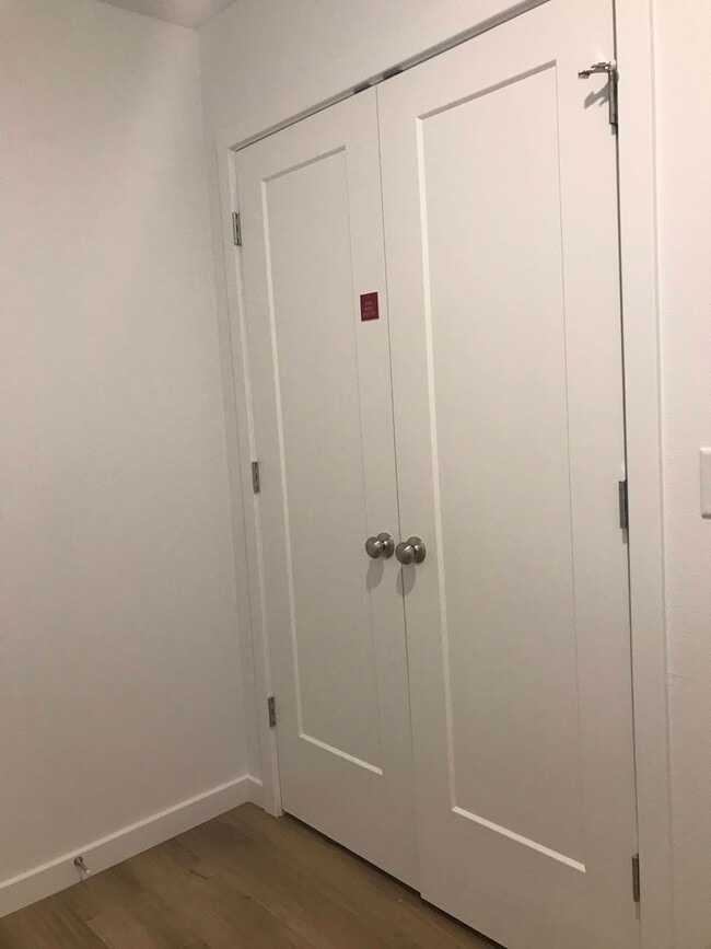 Building Photo - Executive Rental - 4 Bedroom 2 Baths