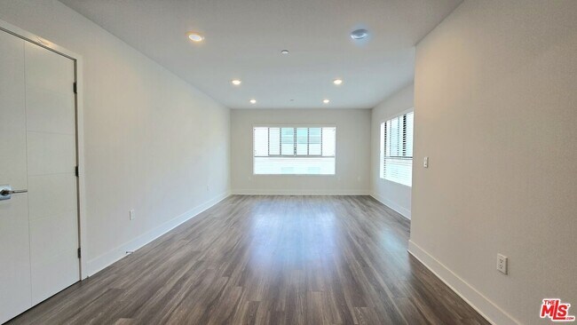 Building Photo - 5030 Rosewood Ave