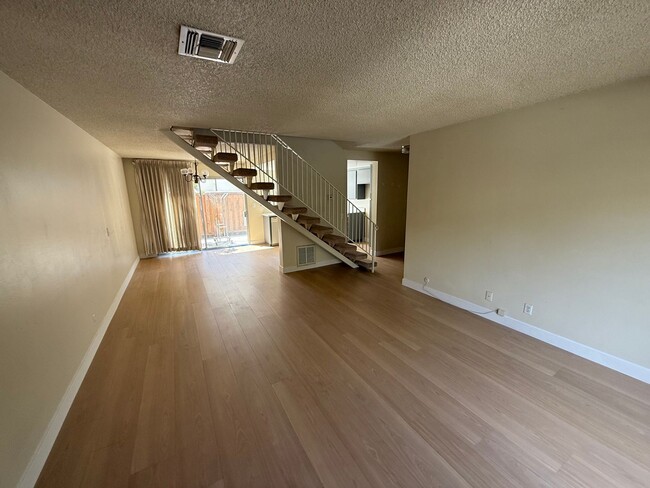 Building Photo - Bright and Airy 2 Story 2 BR/1.5BA townhom...