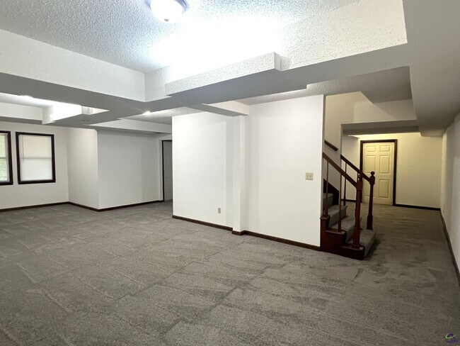 Building Photo - 136 River Knoll