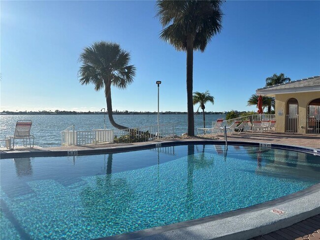 Building Photo - 4725 Cove Cir