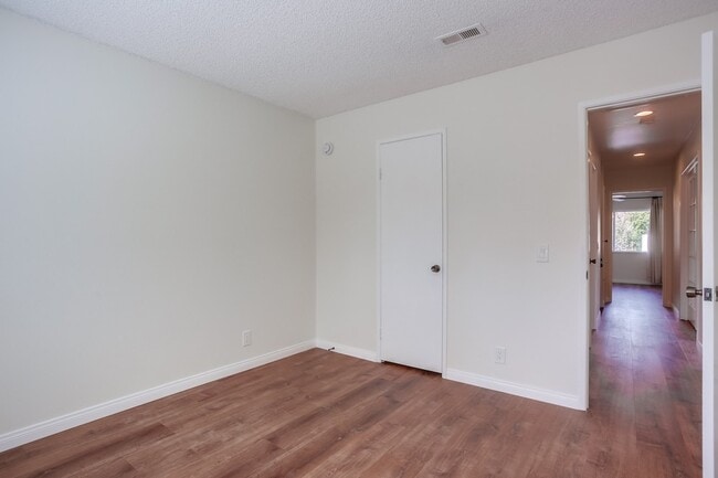 Building Photo - 543 Edna Way